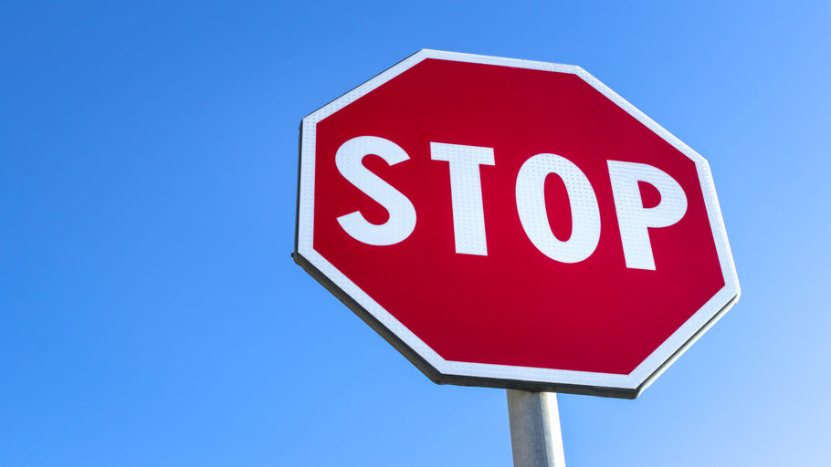 Conseils essentiels pour comprendre les panneaux de signalisation et les marquages routiers inconnus